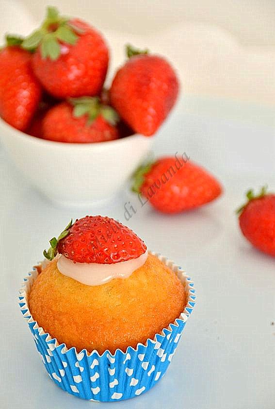 Muffin con glassa e fragole