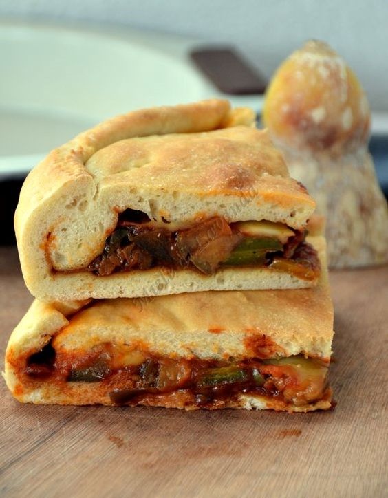 Calzone con ripieno di caciocavallo stagionato in grotta