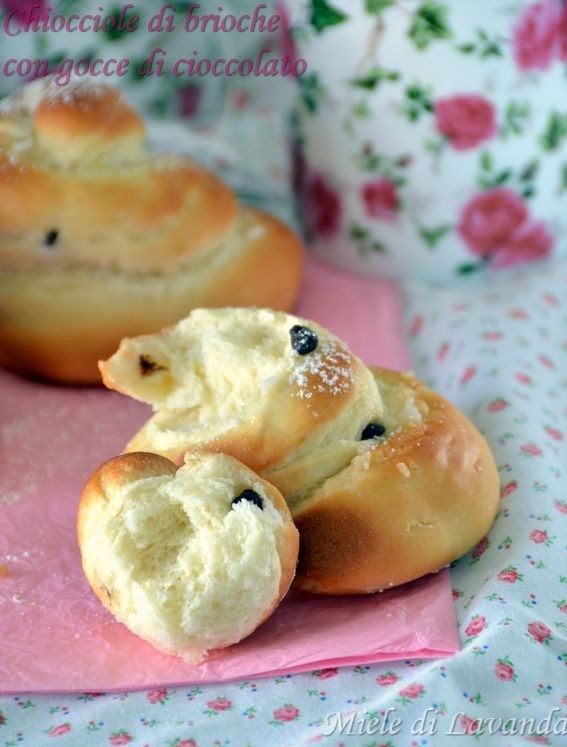 Chiocciole di brioche con gocce di cioccolato