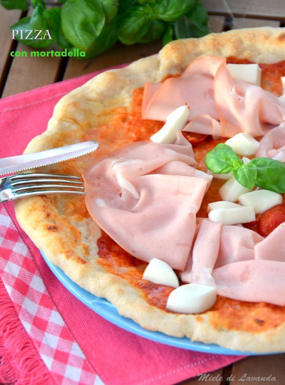 Pizza con mortadella