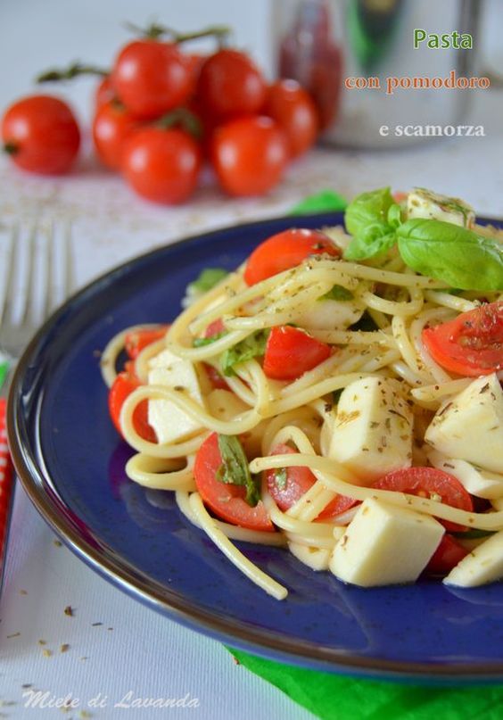 Pasta con pomodoro e scamorza