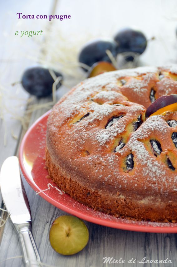 Torta con prugne e yogurt. Una torta da credenza leggera e gustosa. Frutta e gocce di cioccolato per renderla più golosa.