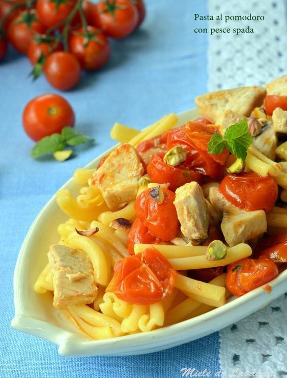 Pasta al pomodoro con pesce spada