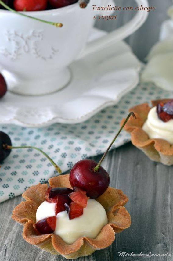 Tartellette con ciliegie e yogurt