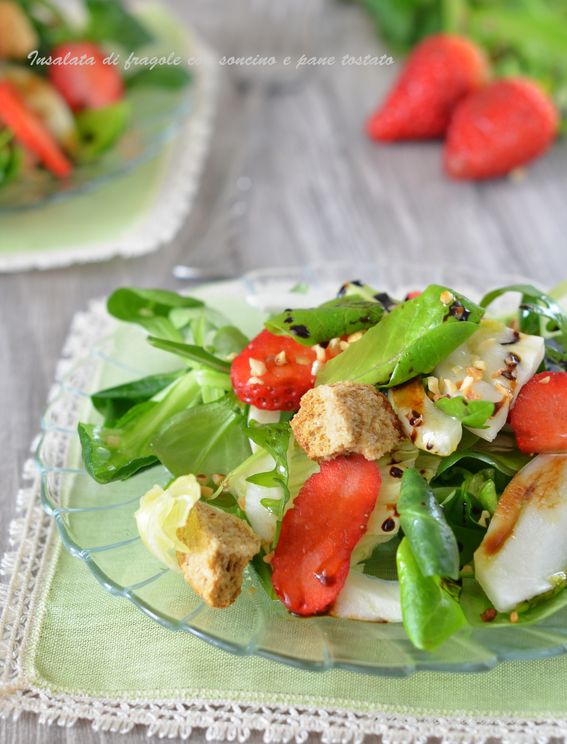 Insalata di fragole con soncino e pane tostato