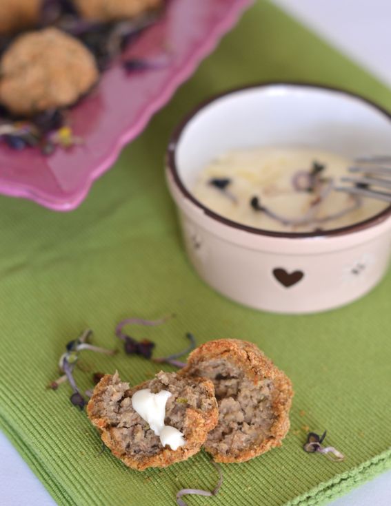 Polpette di piselli e lenticchie con salsa allo yogurt