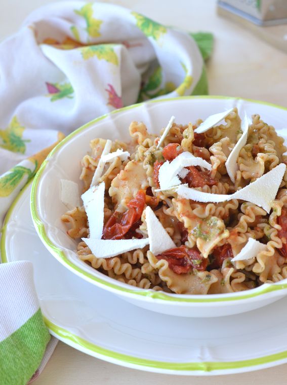 Pasta integrale con pesto pomodorini e ricotta dura