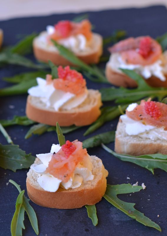 Tartine di pane croccante con salmone e caviale profumati