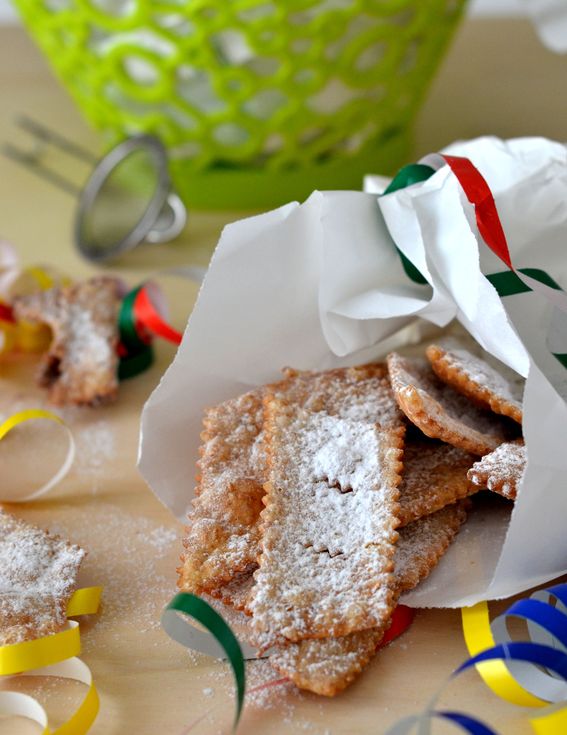 Chiacchiere di carnevale fritte i dolci della tradizione e delle feste