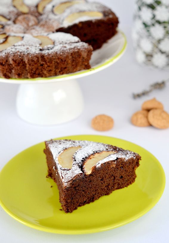 Torta al cioccolato con mele e amaretti tritati