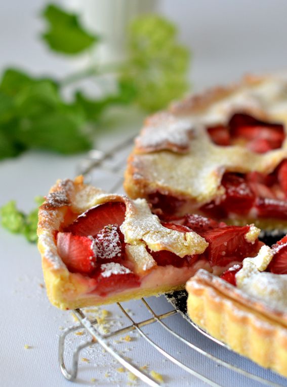 Crostata chiusa di pasta frolla con crema pasticcera e fragole