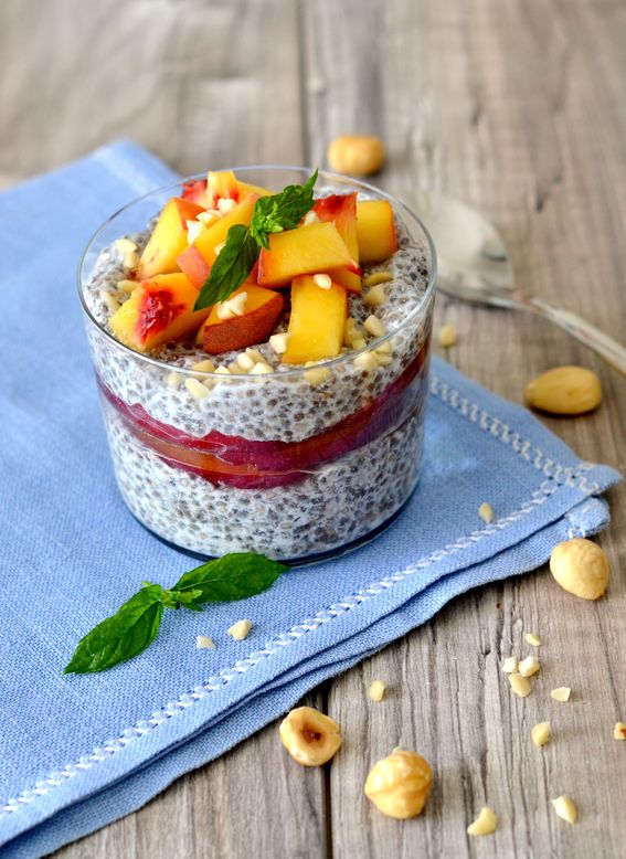 Chia pudding con pesche e granella di mandorle e nocciole