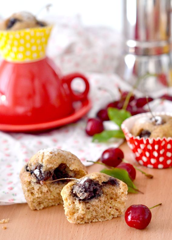 Muffin leggeri all acqua con semola olio evo e ciliegie