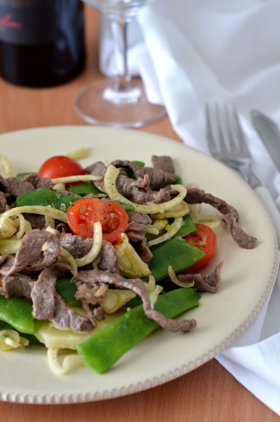 Straccetti di manzo ad insalata con taccole finocchio e pomodorini