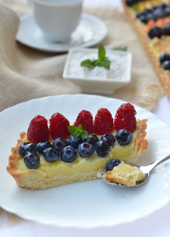 Crostata con crema pasticcera frutta fresca e nocciole