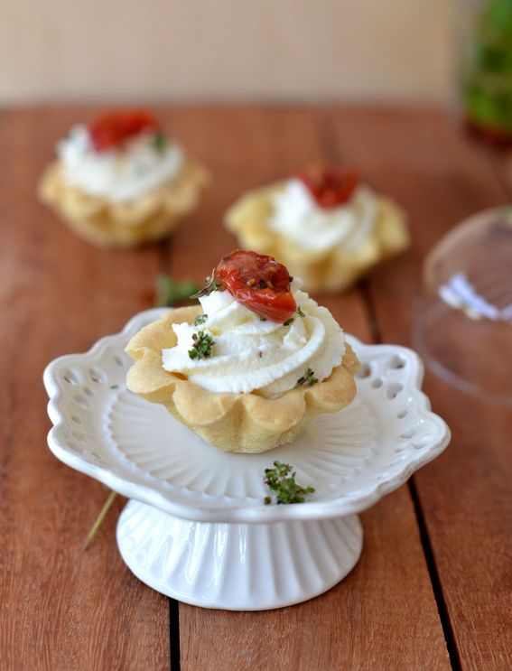 Crostatine con ricotta salata e datterini rossi semi secchi in olio