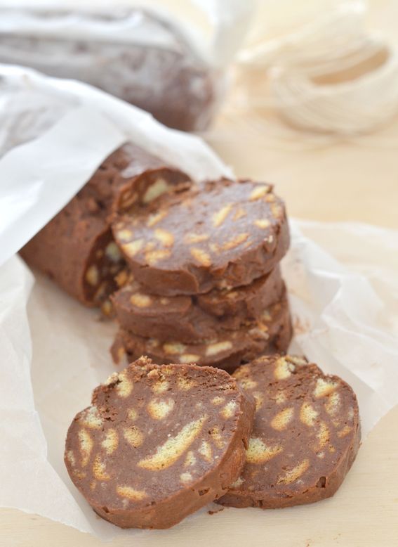 Salame di cioccolato con cioccolato fondente fuso e rum