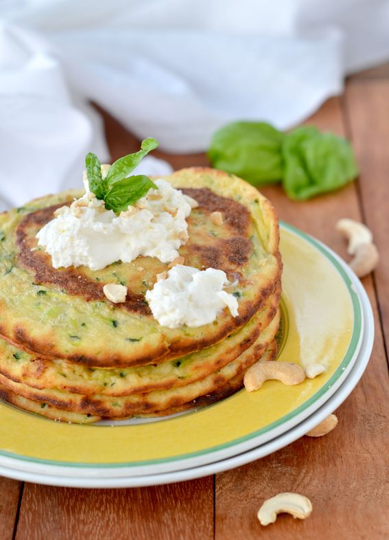 Pancake salati con zucchine ricotta e anacardi