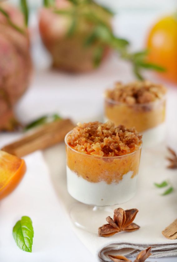 Crema di ricotta  con coulis di cachi e crumble di mandorle