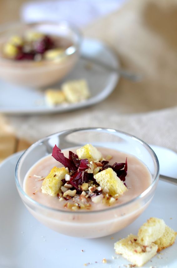 Vellutata di cannellini con insalata di radicchio tardivo e pane