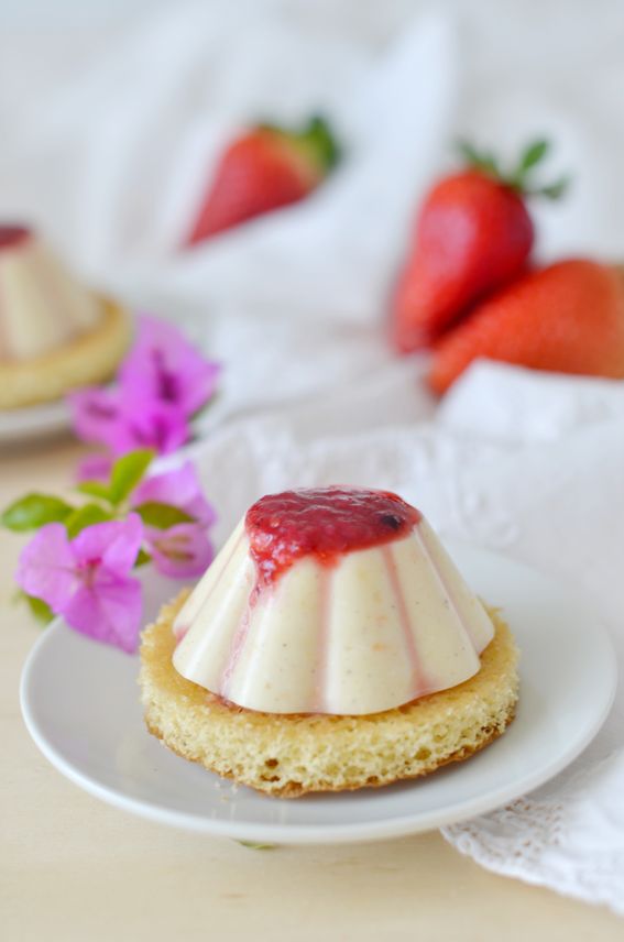 Fiori di ricotta con scorze di arancia e coulis di fragole