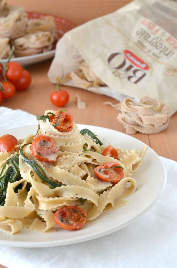 Pasta integrale con pomodorini confit agretti e caprino