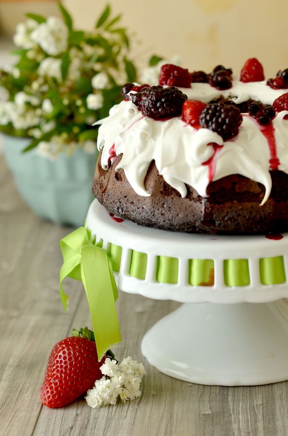 CIAMBELLA di RICOTTA e cacao con meringa e frutti rossi