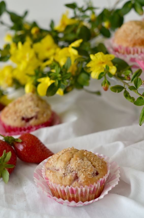 Muffin soffici con fragole ed acqua leggeri e senza burro