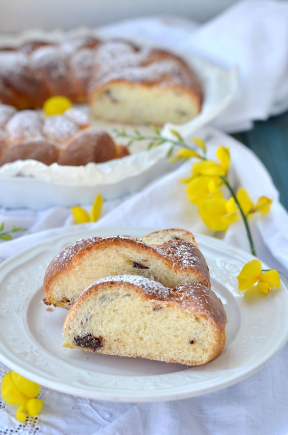 Treccia lievitata di pasta brioche con scaglie di cioccolato