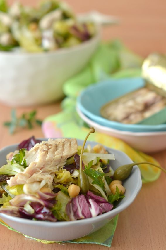 Insalata di ceci con sgombro radicchio rucola e capperi