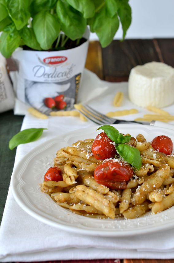 Cavatelli murgiani con pesto pomodorini e cacioricotta