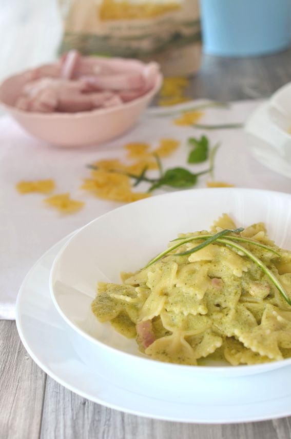 Farfalle con zucchine ricotta e dadolata di prosciutto cotto