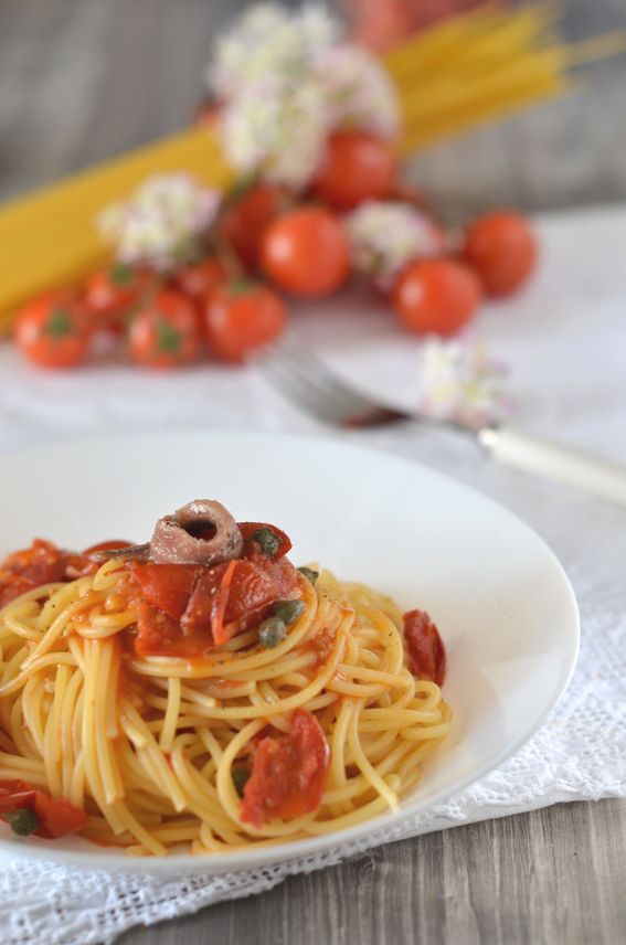 Spaghetti con acciughe in olio pomodorini e capperi