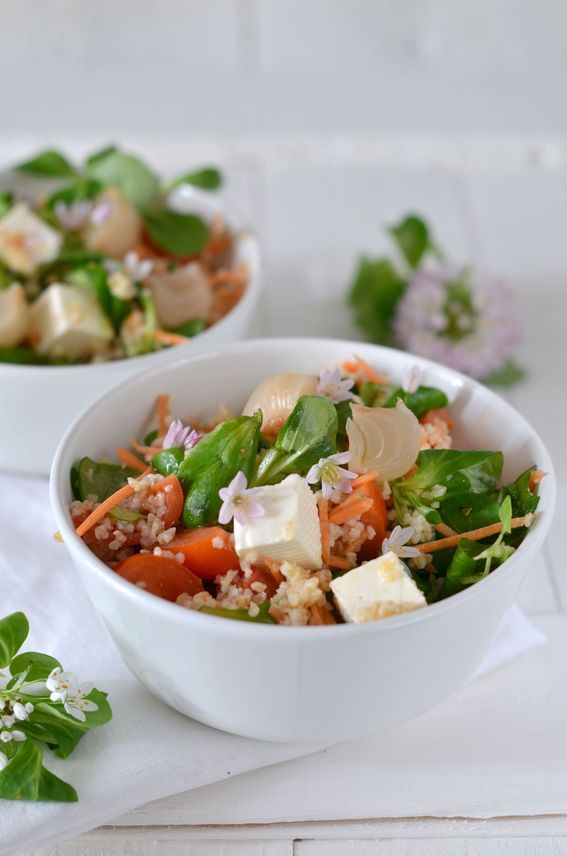 Insalata di bulgur con fiori di aglio cipolla e primo sale