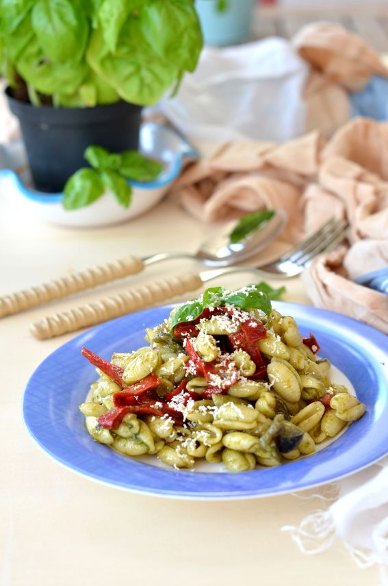 Gnocchetti con melanzana peperone rosso e cacioricotta