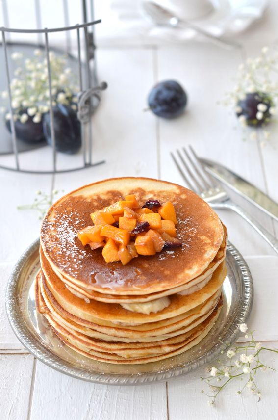 Pancakes soffici senza burro con farina di riso e frutta appena caramellata