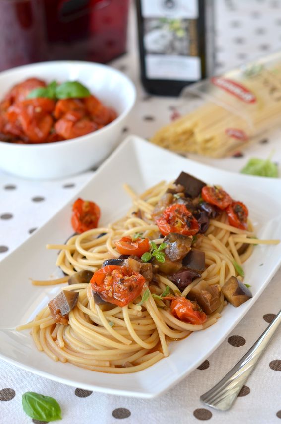 Spaghettoni con melanzana olive nere e pomodorini