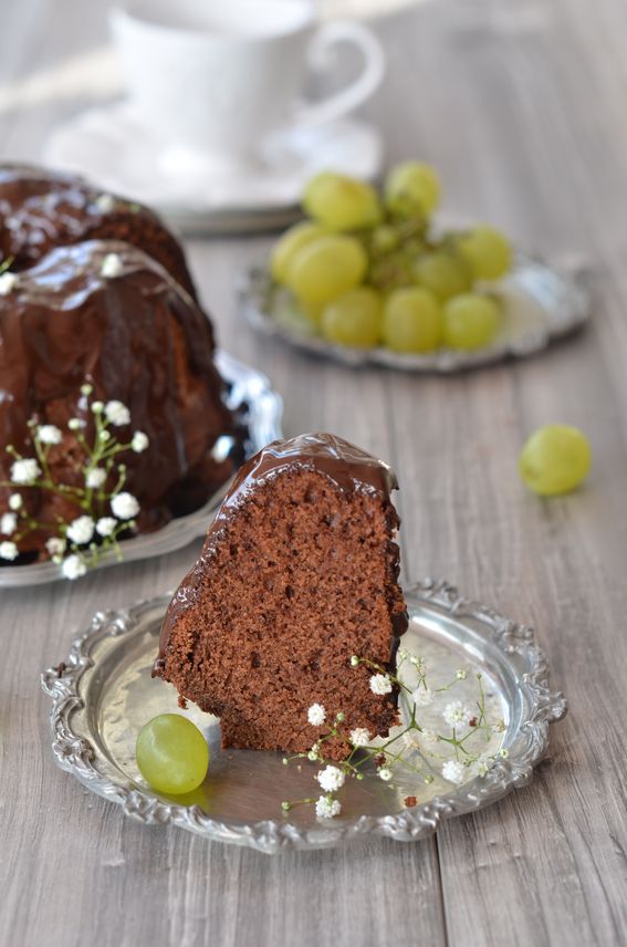 Ciambella soffice al cioccolato e mandorle con ganache