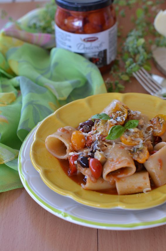 Pasta melanzana pomodoro con caciocavallo e tarallo sbriciolato