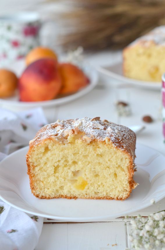 Plumcake leggero con yogurt bianco pesche e mandorle