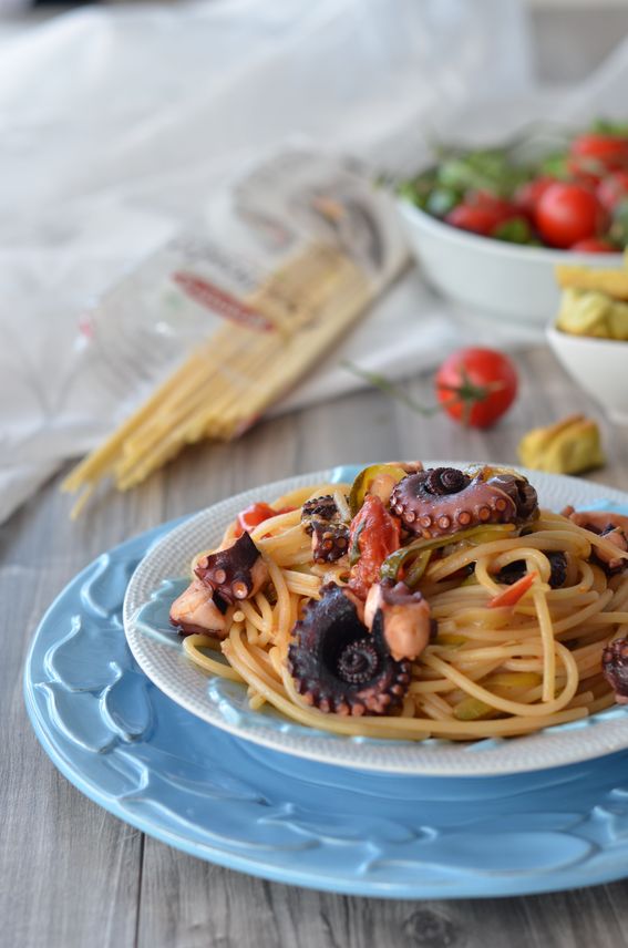 Spaghetti con pomodorini polpo e zucchine a filetti