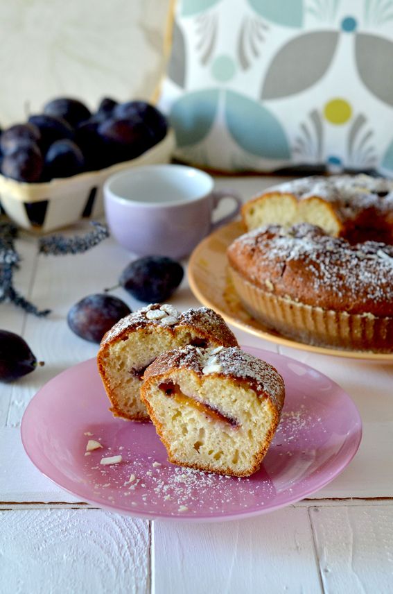 Ciambella all'acqua soffice con yogurt bianco e prugne