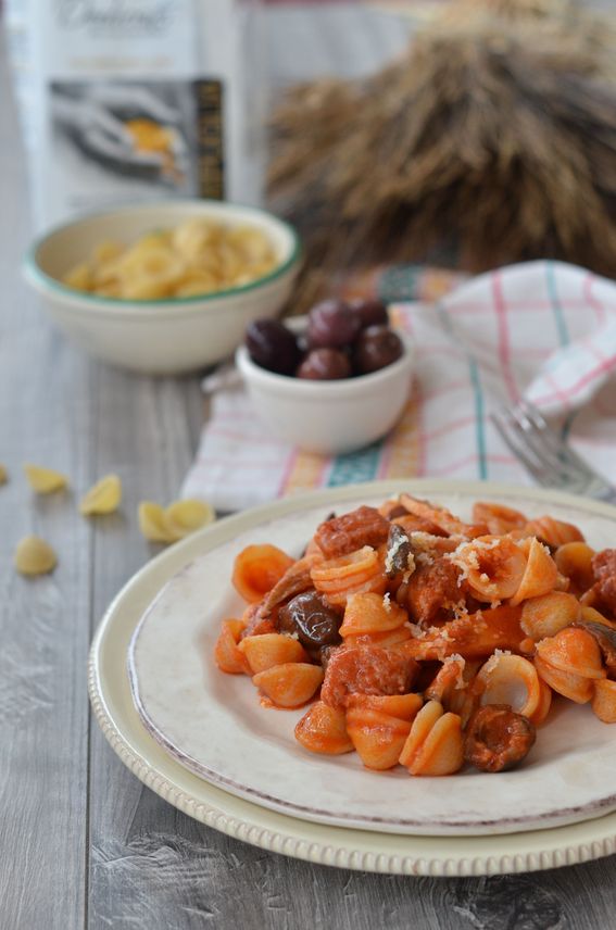 Orecchiette con funghi salsiccia di norcia e pecorino canestrato