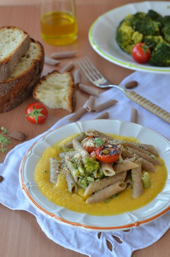 Penne con zucca broccoli e pane croccante aromatizzato