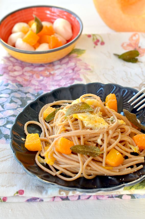 Spaghetti di farro con zucca salvia fritta e scamorza affumicata