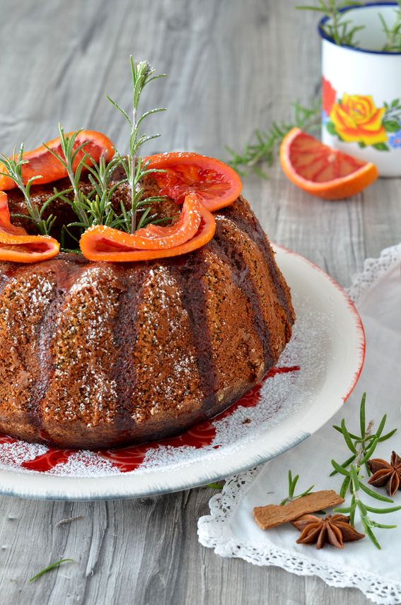 Torta di arancia e semi di papavero con arancia caramellata