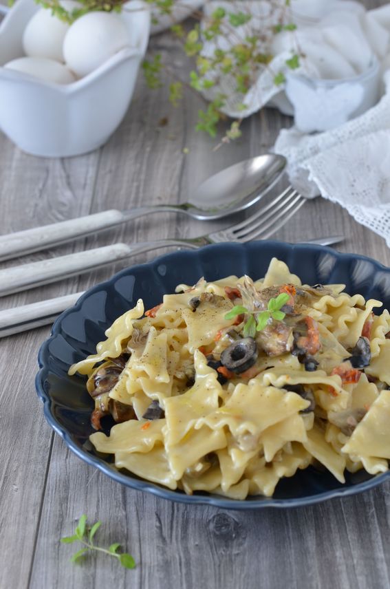 Pantacce con carciofi pomodori secchi olive e stracchino