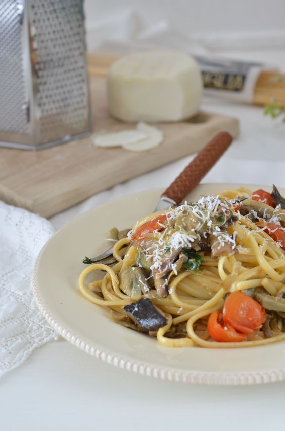 Linguine con funghi carciofi pomodorini e ricotta marzotica