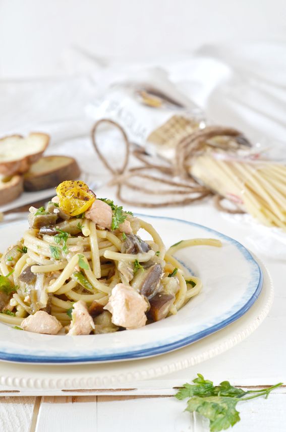 Spaghetti alla chitarra con salmone melanzana e pomodorini gialli