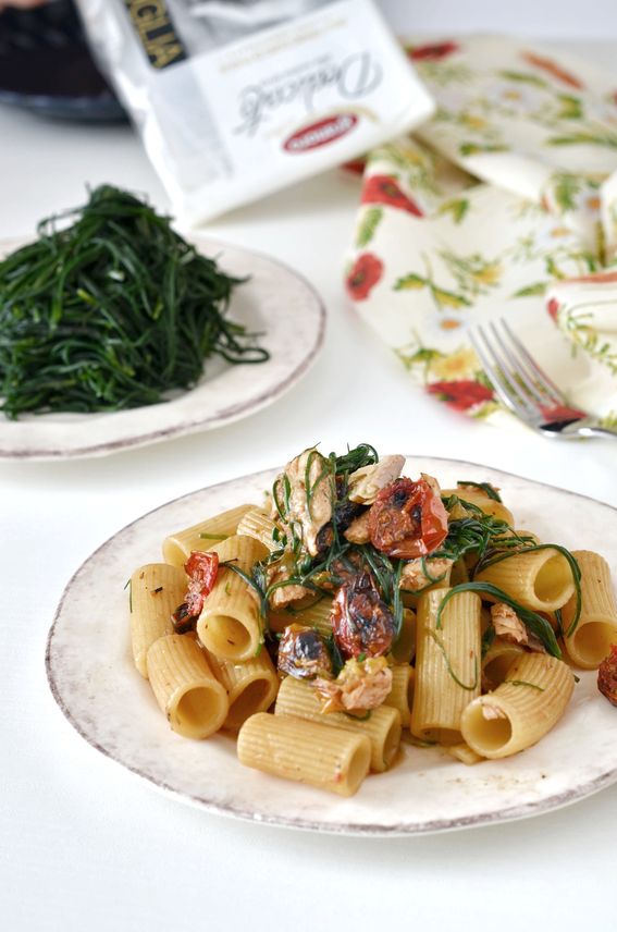 Rigatoni con agretti pesce spada e pomodorini al forno